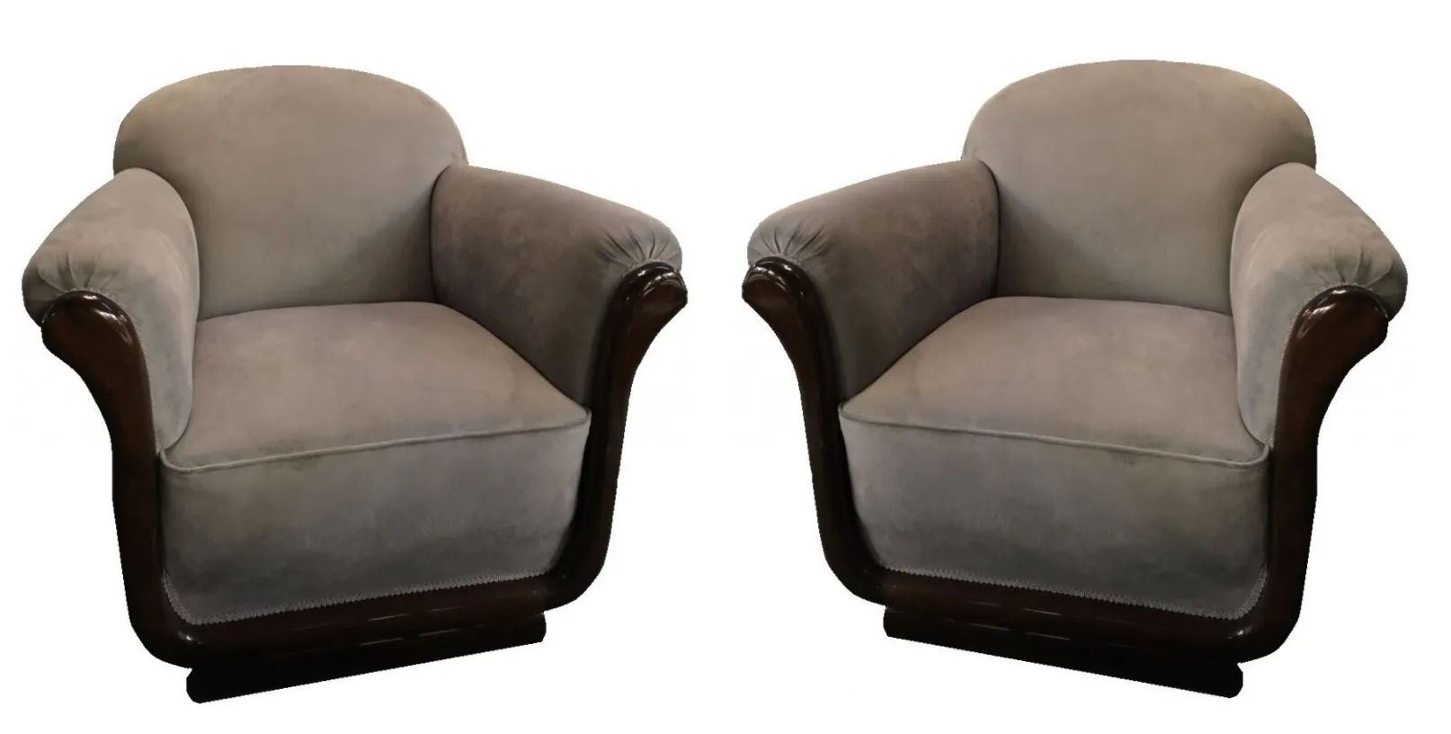 Dos sillones antiguos con un diseño acogedor en un entorno elegante.