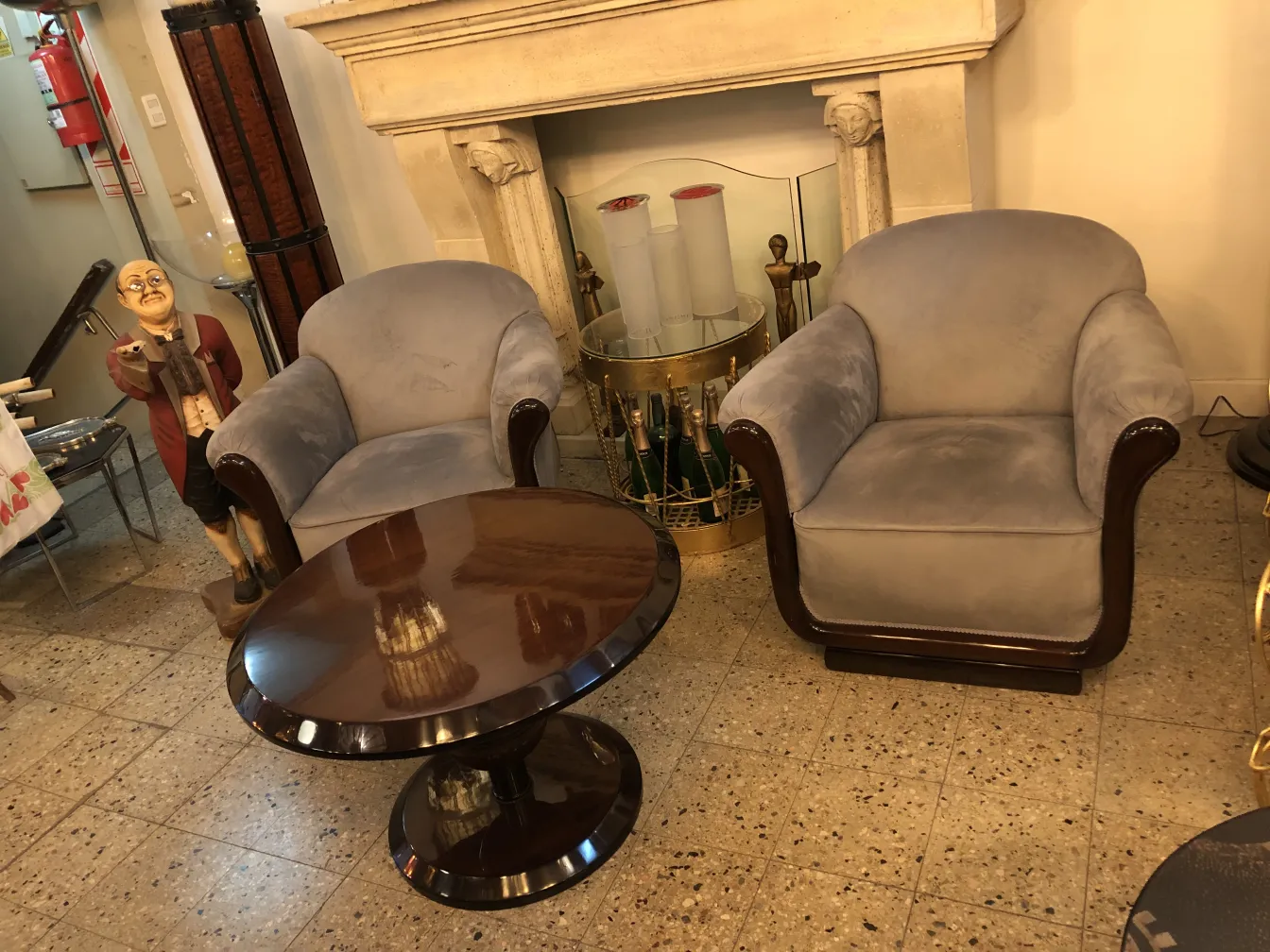 Duas poltronas antigas confortáveis em um ambiente acolhedor.