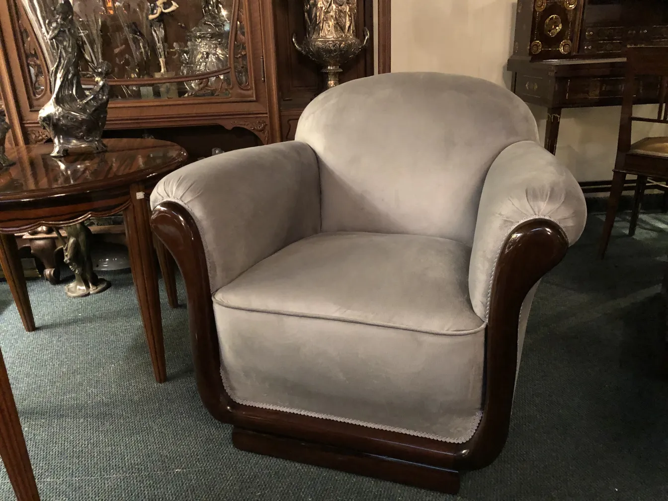 dos sillones antiguos de diseño elegante en un entorno acogedor