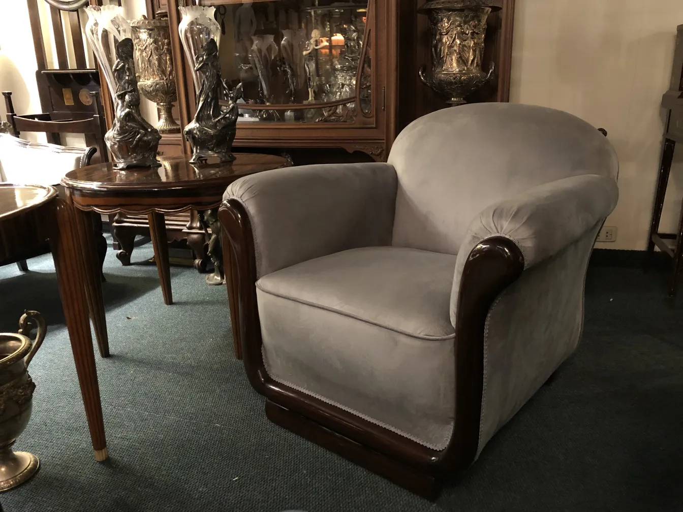 Fauteuils anciens au design élégant, embellissant un environnement sophistiqué.