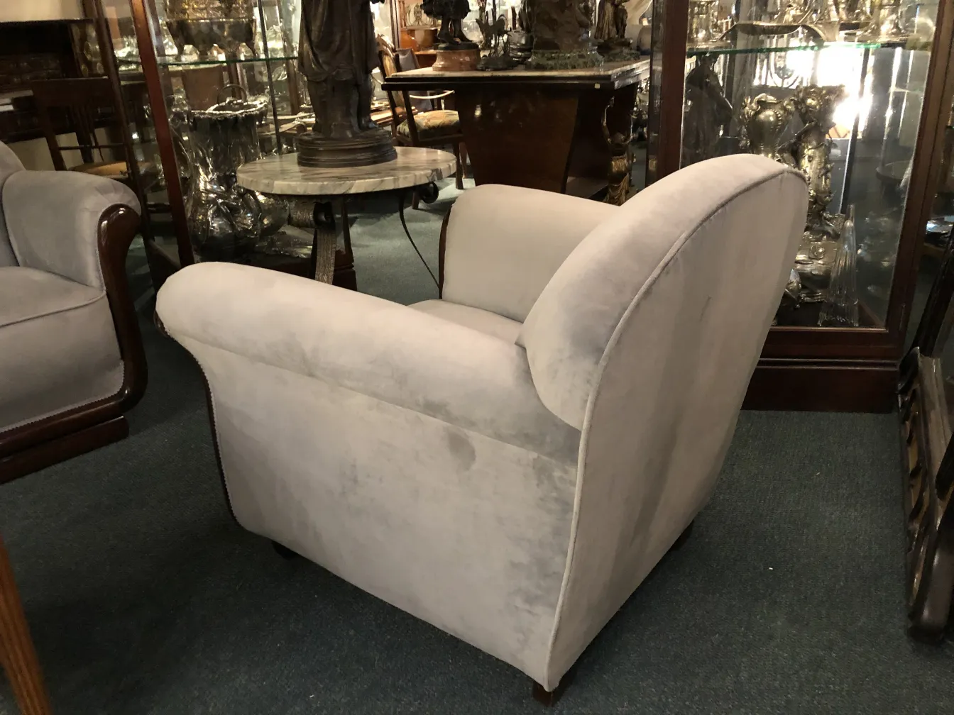 2 sillones antiguos con diseño acogedor en un ambiente clásico