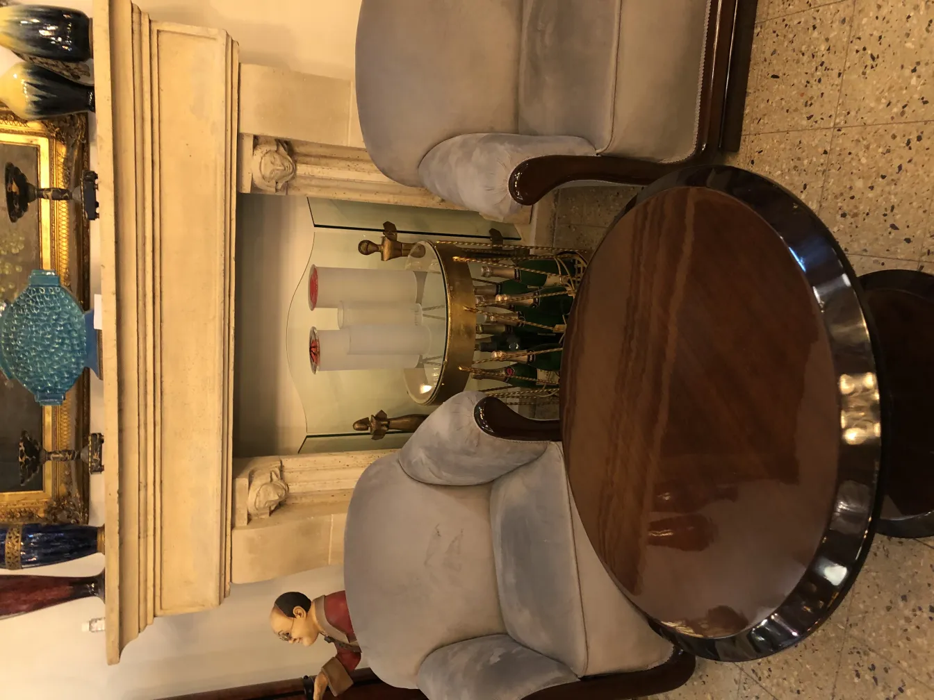 Deux fauteuils antiques dans une atmosphère élégante et chaleureuse.