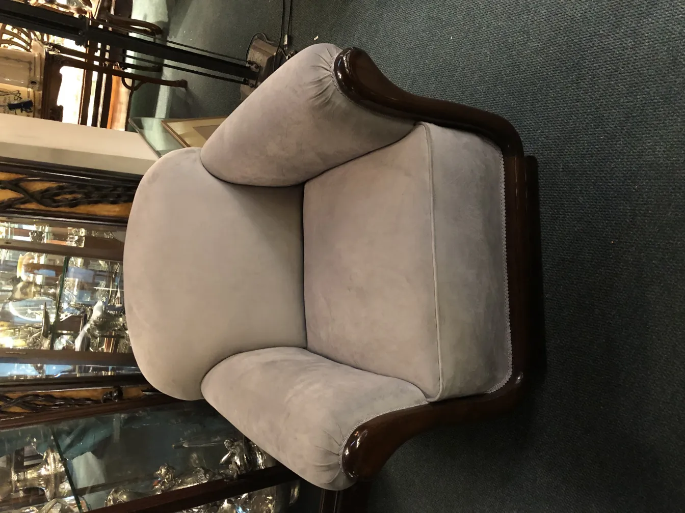 Dos sillones antiguos con forma elegante y suave tapicería, en un ambiente de antigüedades