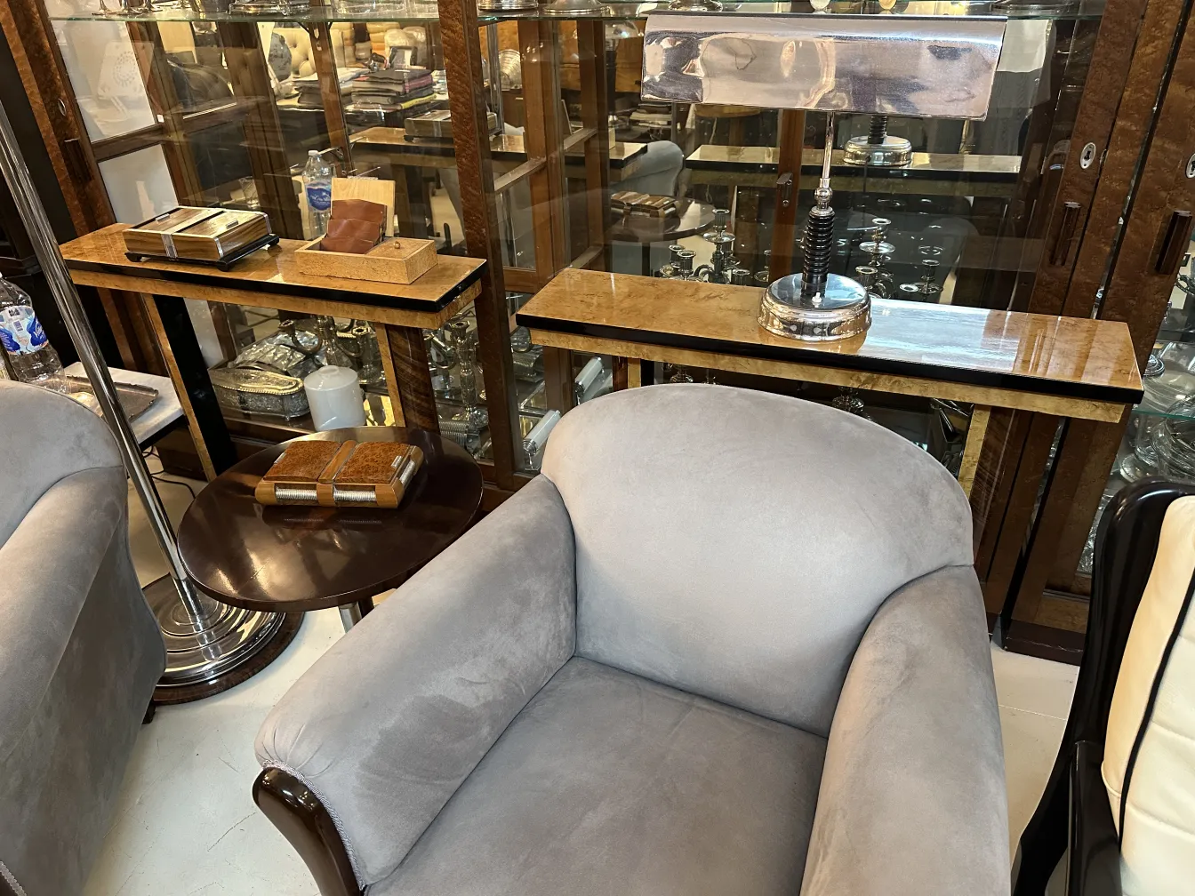 duas poltronas antigas em um ambiente elegante com mesa e abajur