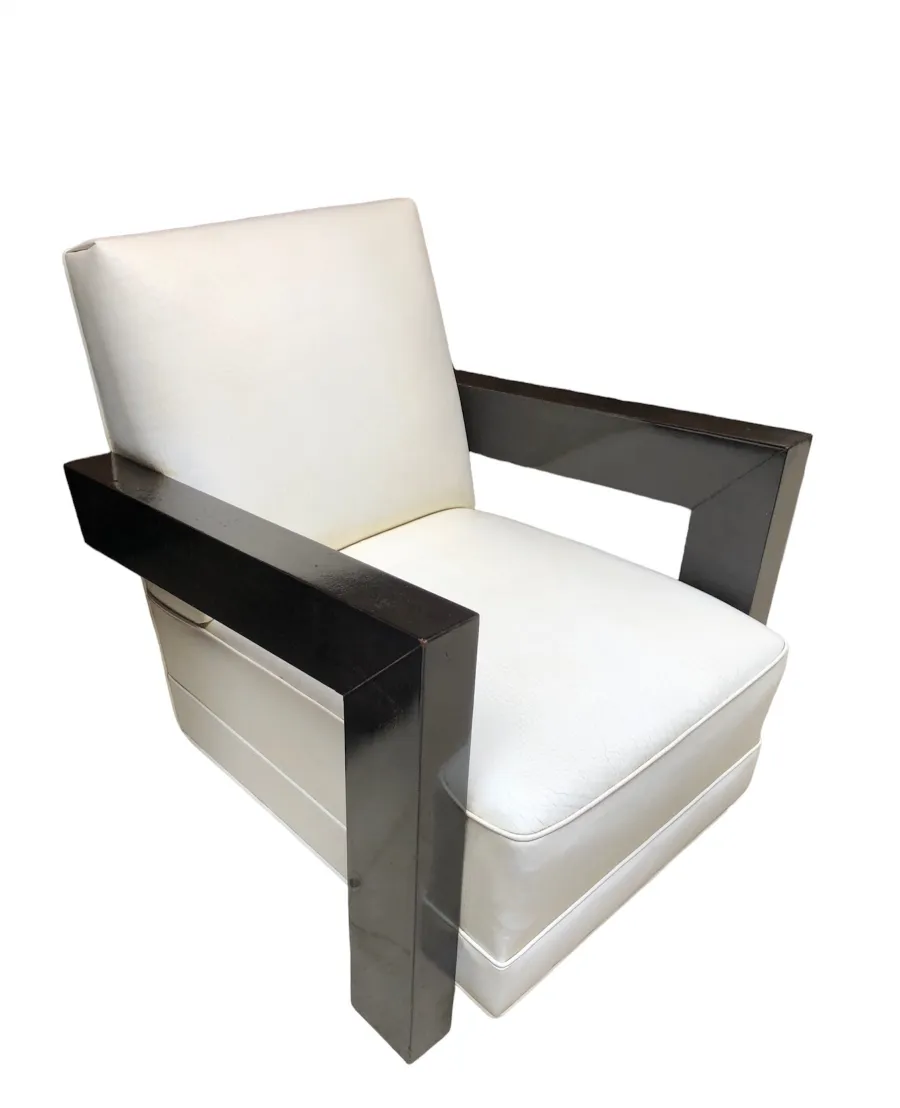 Deux fauteuils anciens avec accoudoirs et rembourrage clair.