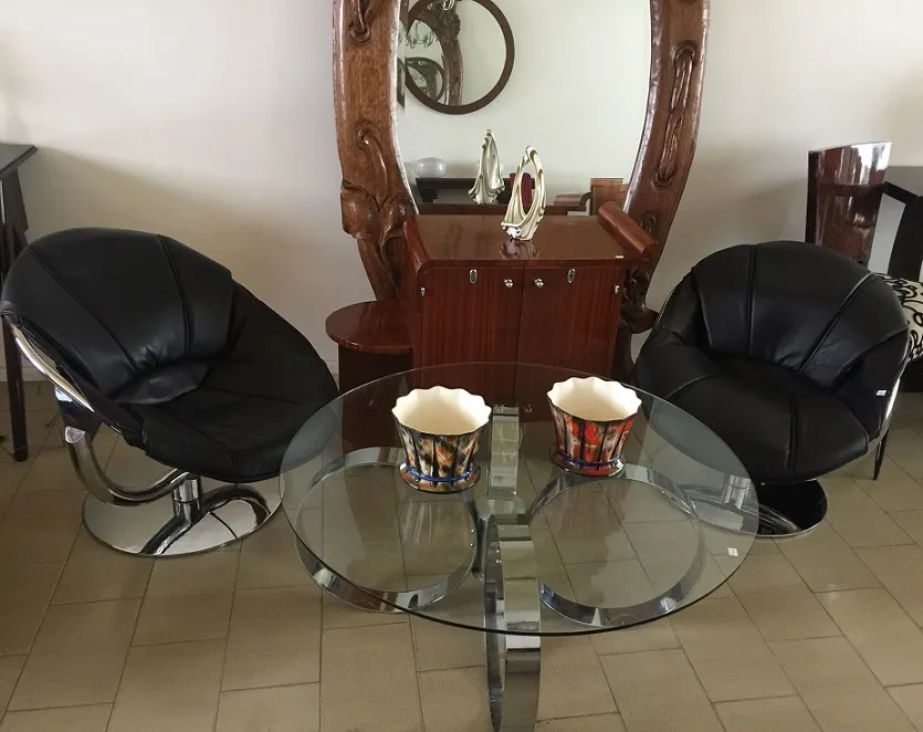 كرسيان أسود عتيق بجانب طاولة زجاجية