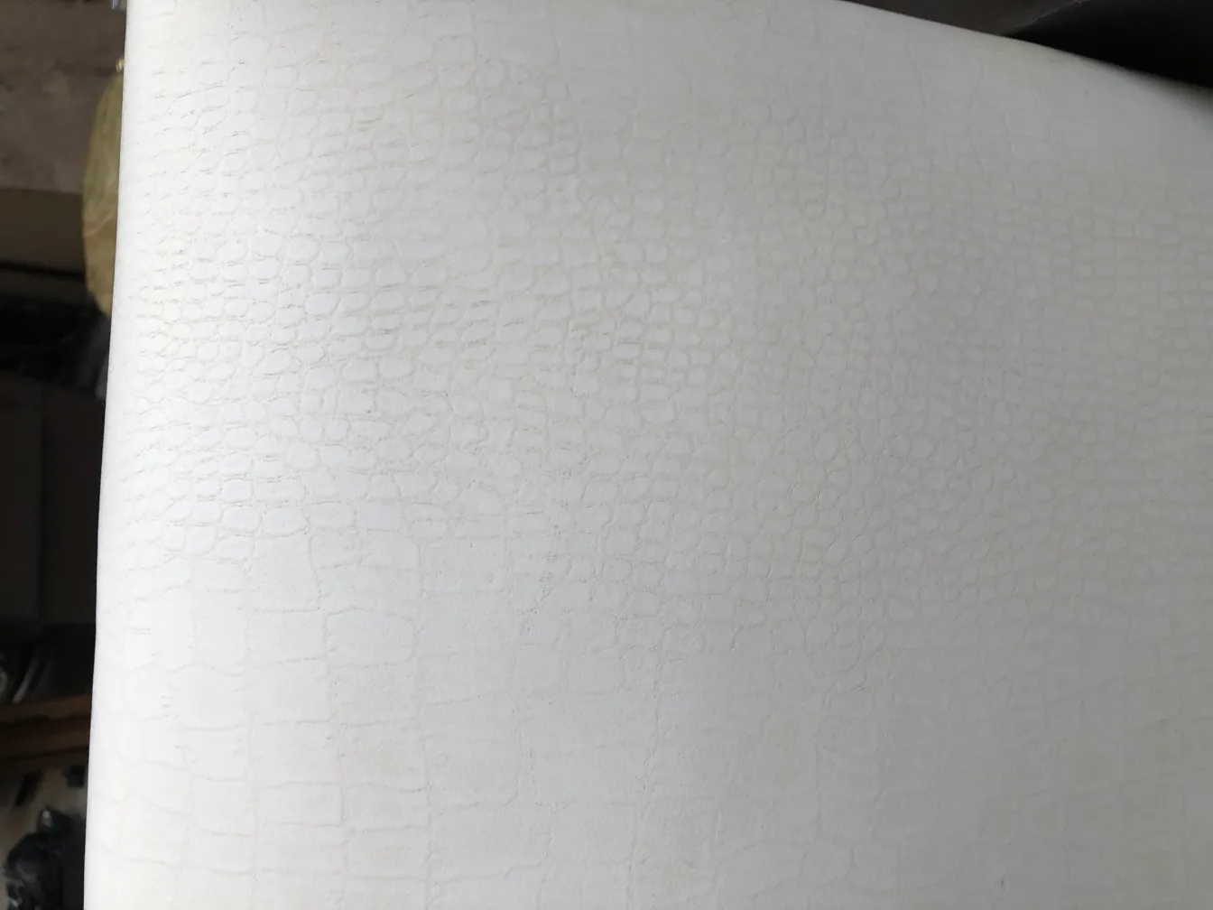 Sillones antiguos color blanco con textura visual única, ambiente acogedor.