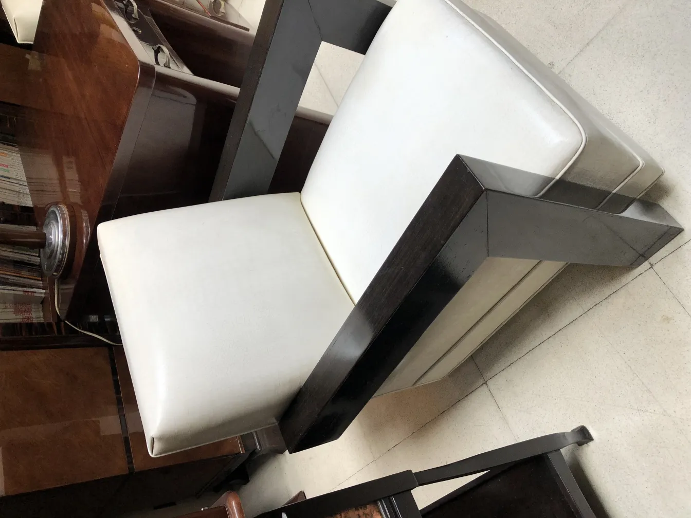 Vista di due poltrone antiche con design contemporaneo