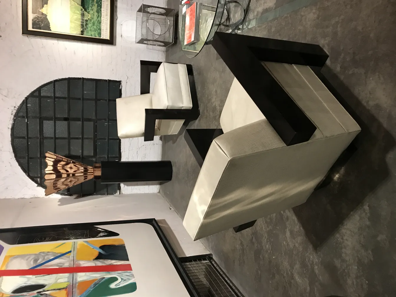 due poltrone antiche con design moderno in un ambiente artistico