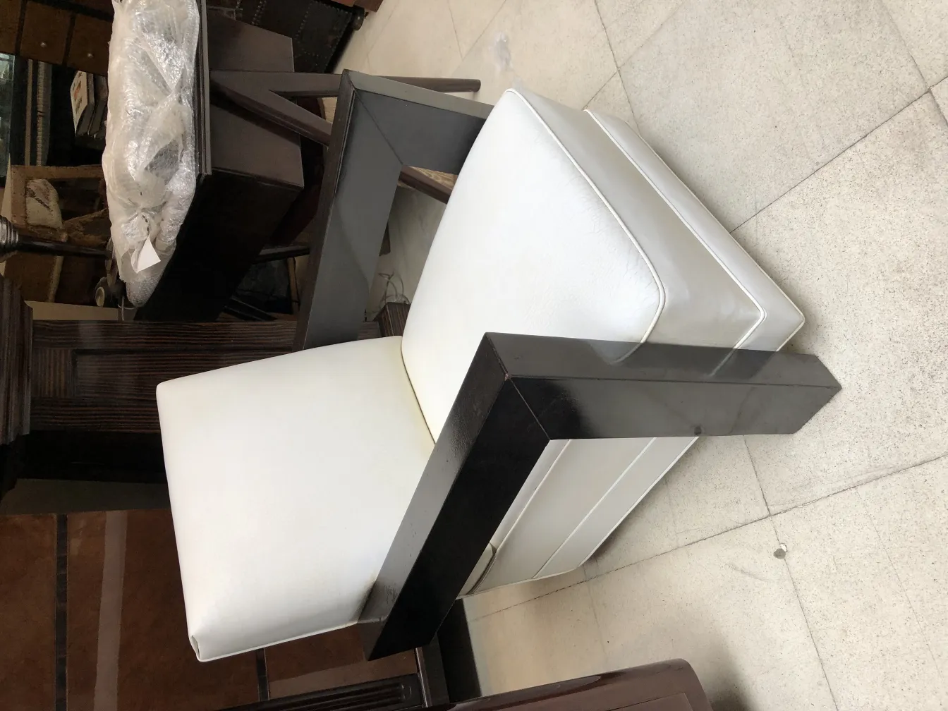 2 poltronas brancas em um ambiente elegante