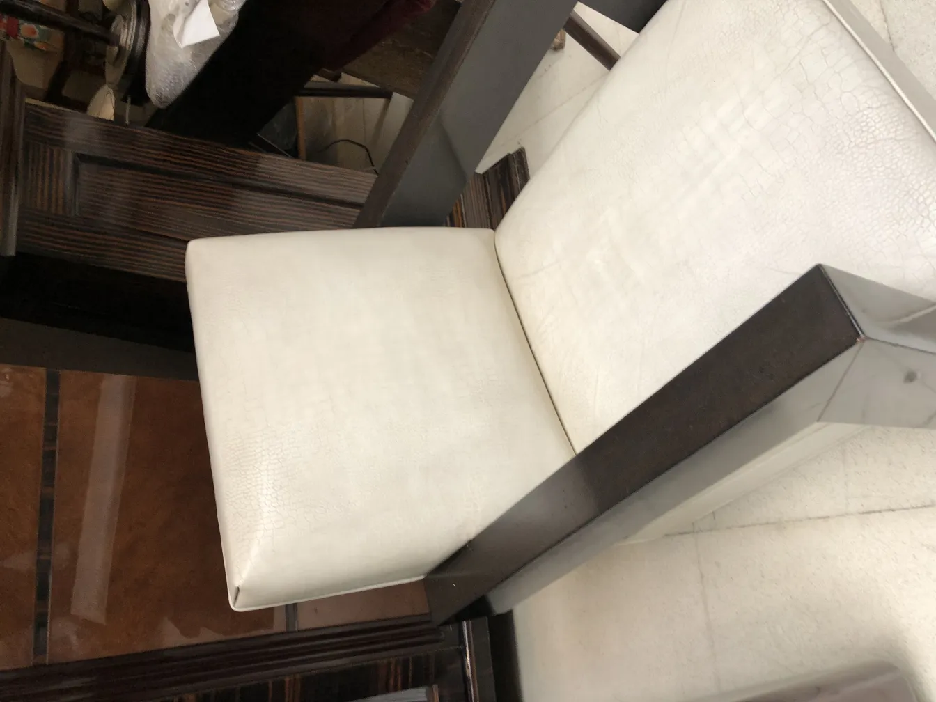 Deux fauteuils anciens avec un design élégant dans un cadre chaleureux