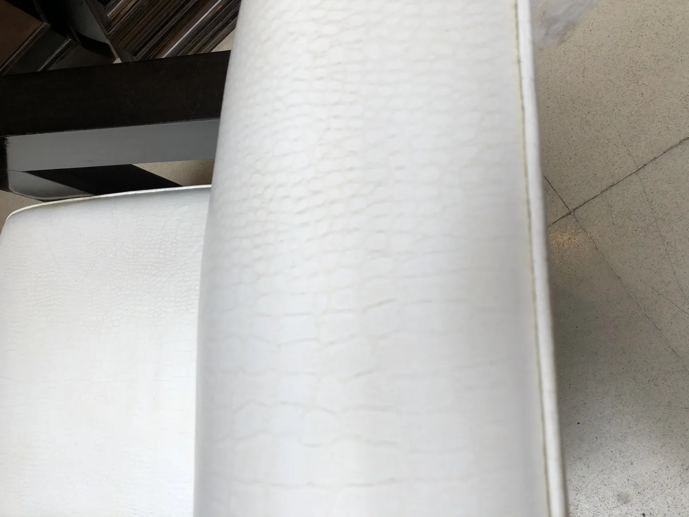 Seitenansicht von zwei antiken weißen Armlehnstühlen mit sanften Details