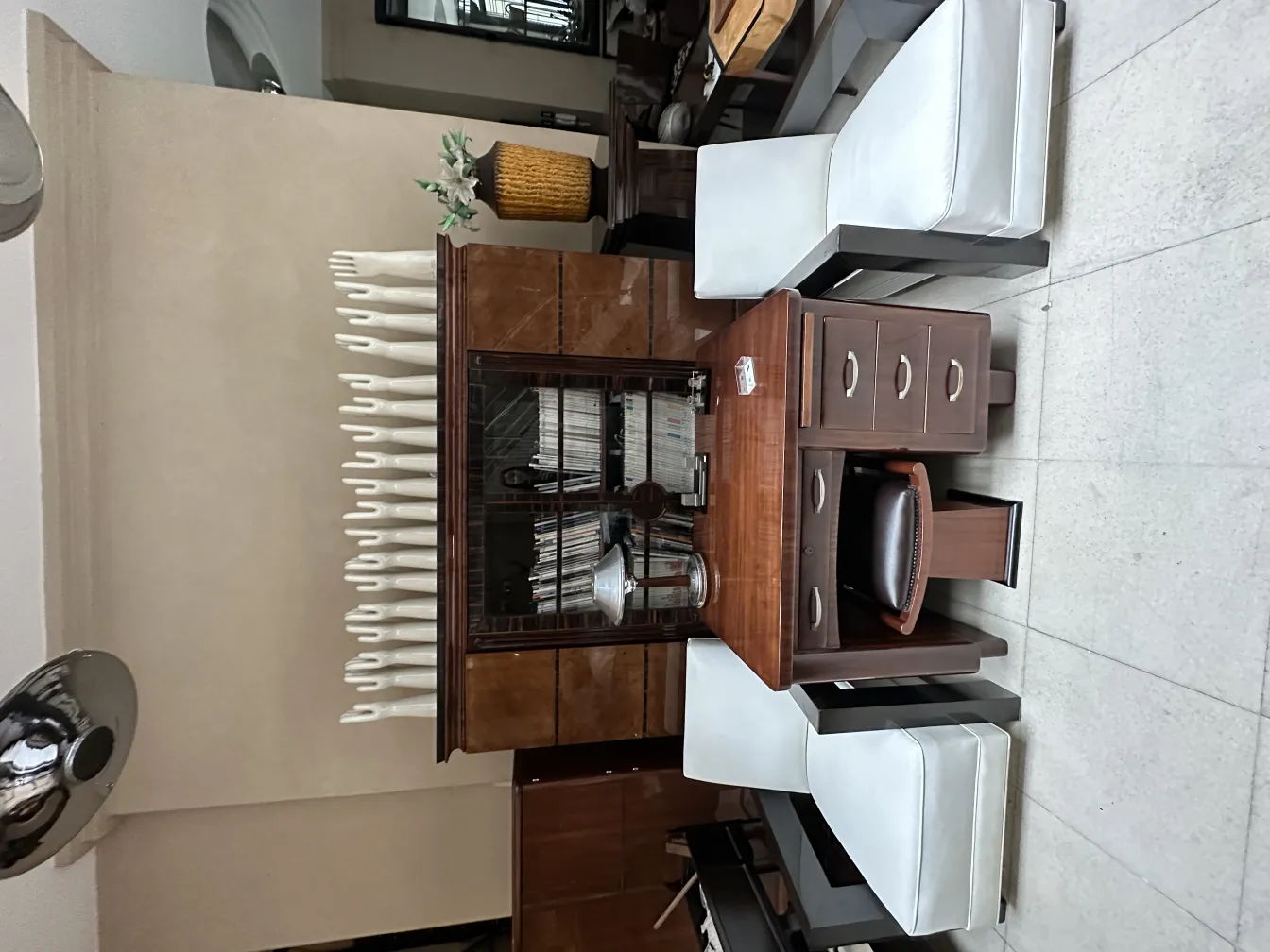 Due poltrone di design classico in un ambiente accogliente con tavolo