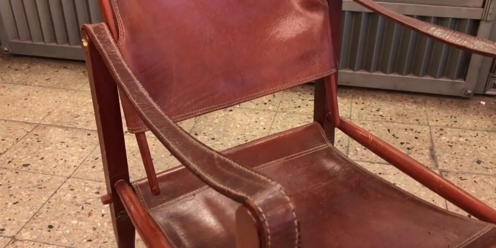 sillones antiguos de cuero marrón en un ambiente relajado