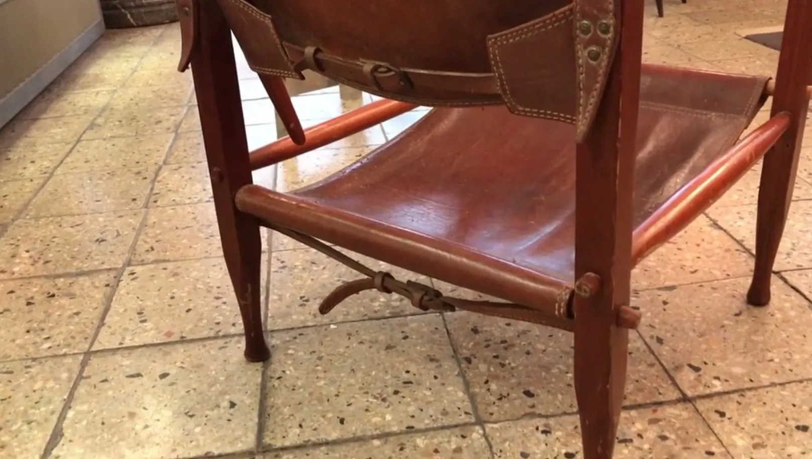 كرسيان عتيقان بتصميم مميز، جو دافئ