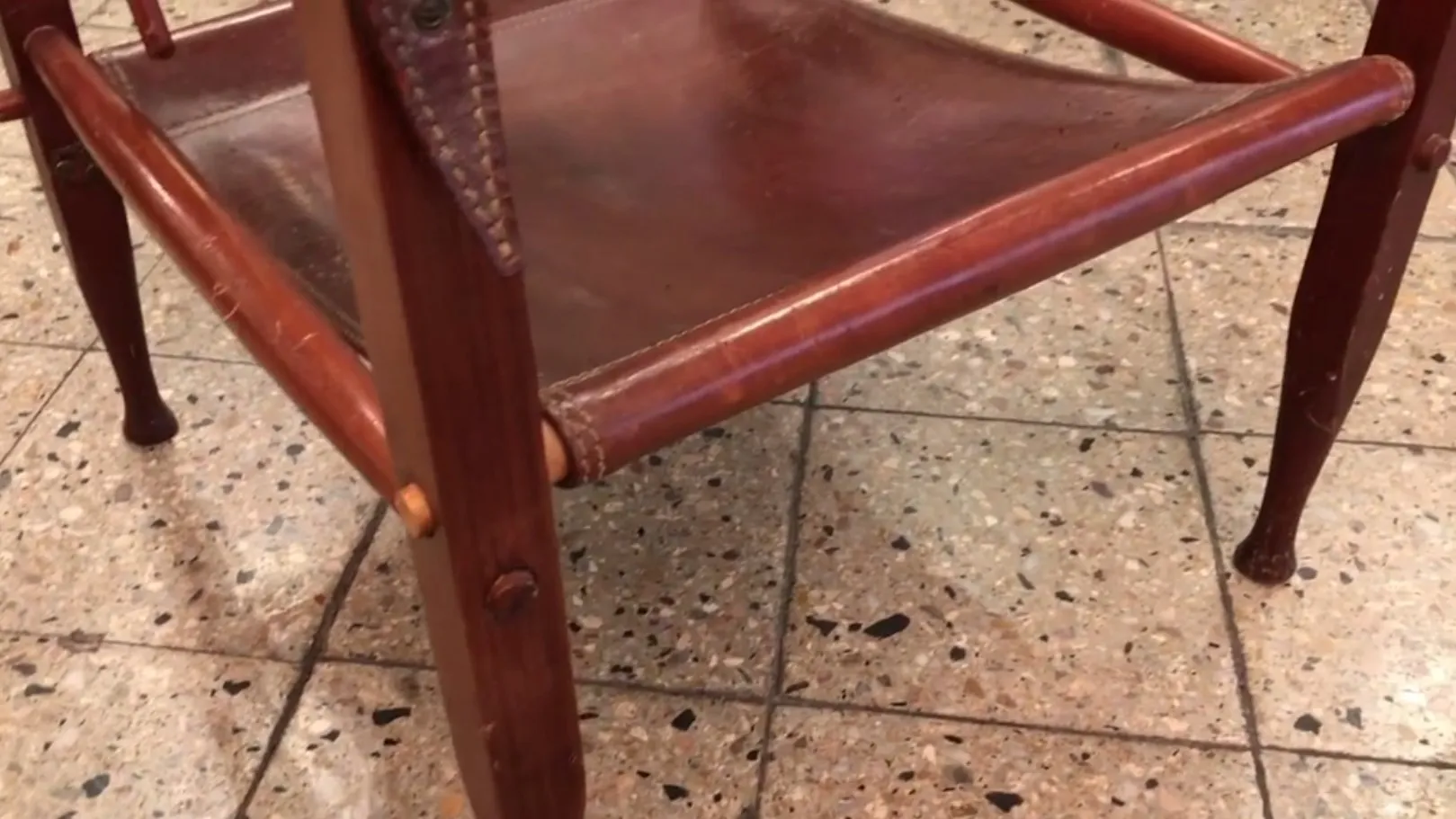 Dos sillones antiguos en un ambiente clásico con piso de piedra.