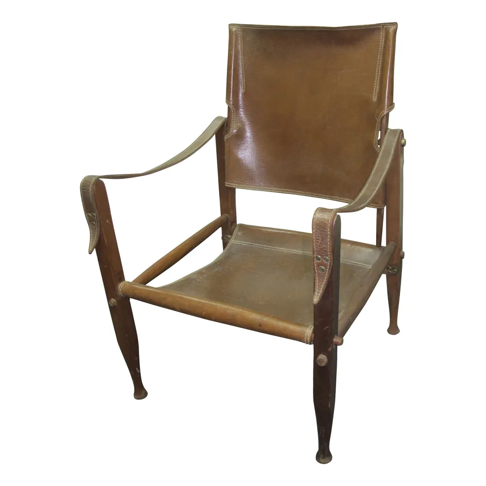 Duas poltronas antigas com design clássico e estofamento, situadas em um ambiente acolhedor.