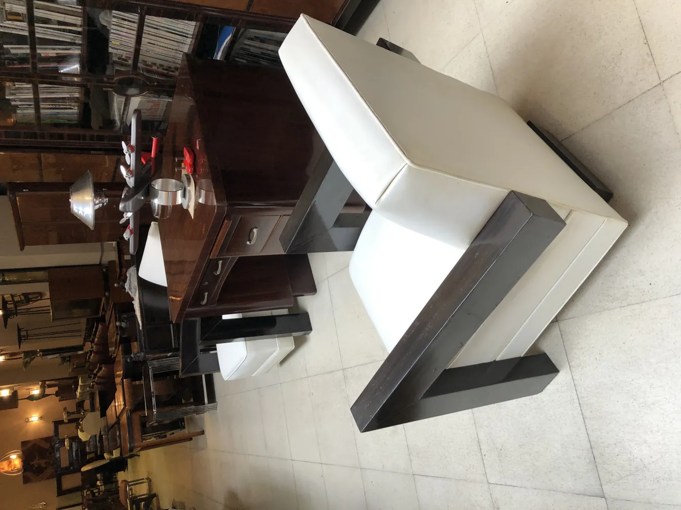 Due poltrone antiche con design minimalista in un ambiente moderno