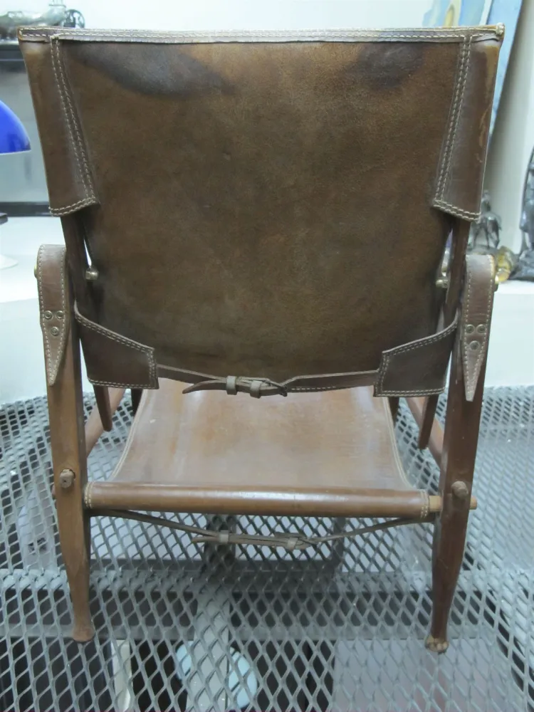 Deux fauteuils anciens avec design classique, fond neutre.