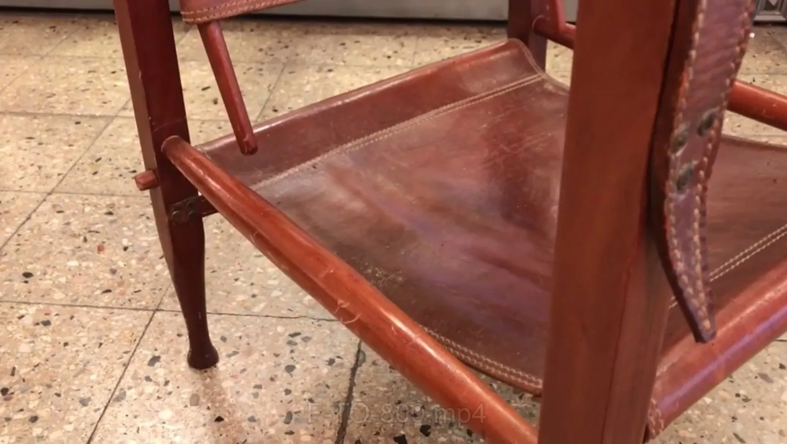 Conjunto de 2 poltronas antigas em um ambiente aconchegante