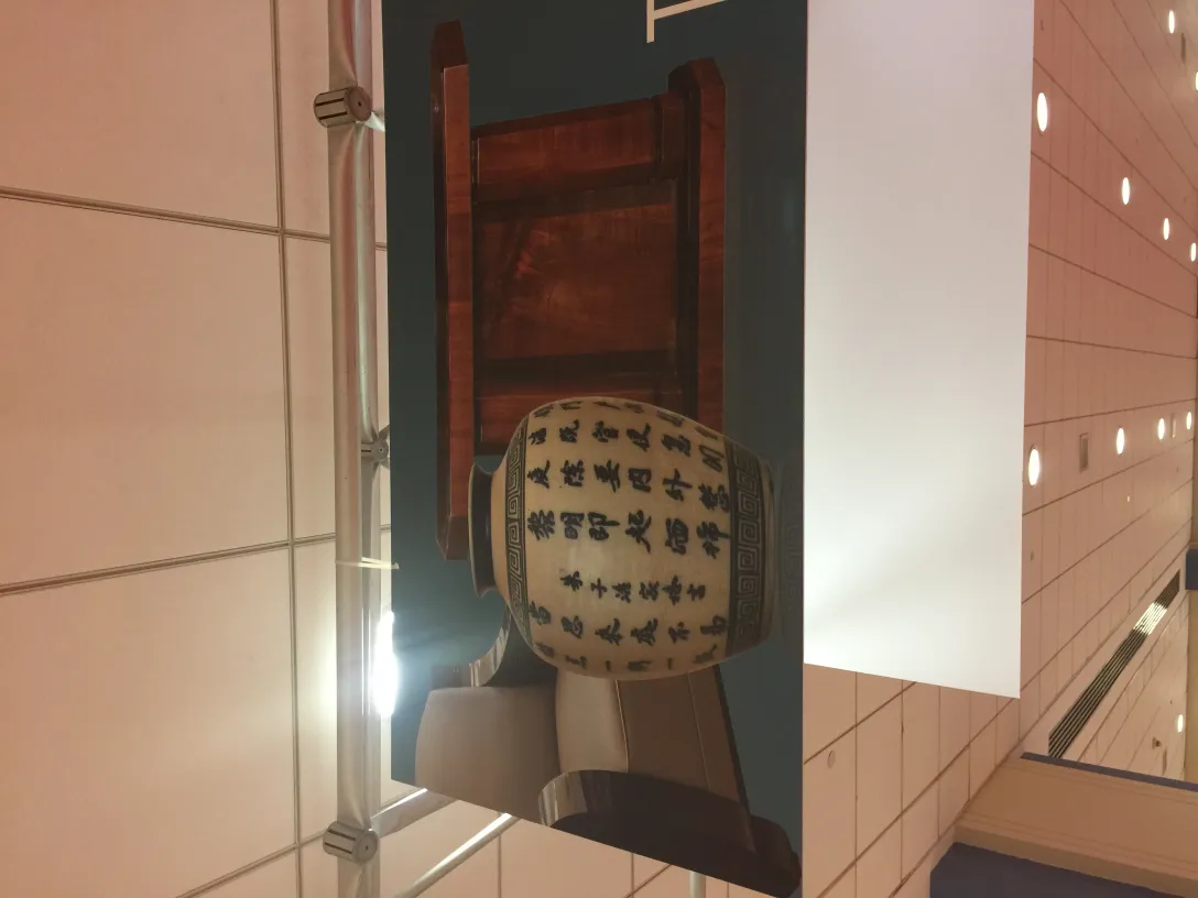 vista de 2 poltronas antigas com um design decorativo em um ambiente acolhedor