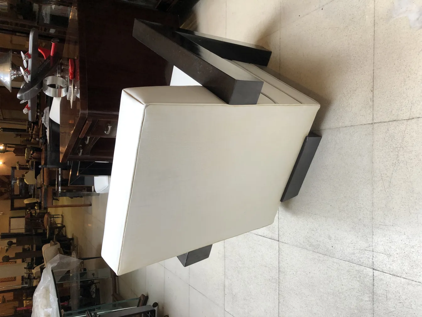 Duas poltronas antigas com design simples e confortável. Ambiente aconchegante.