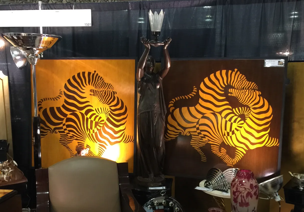 Duas poltronas antigas em um ambiente decorativo com arte