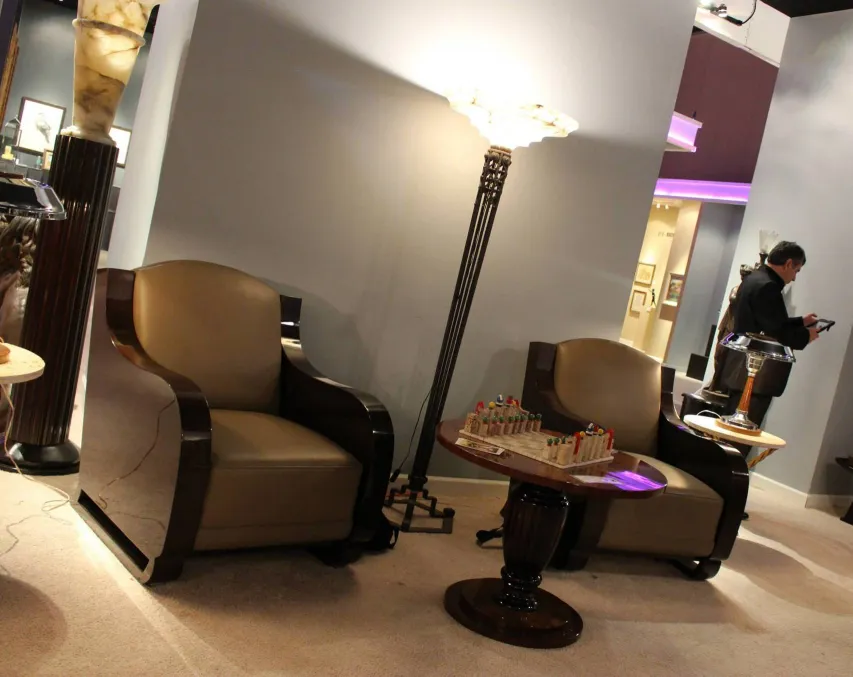 Duas poltronas antigas em um ambiente elegante com lâmpada