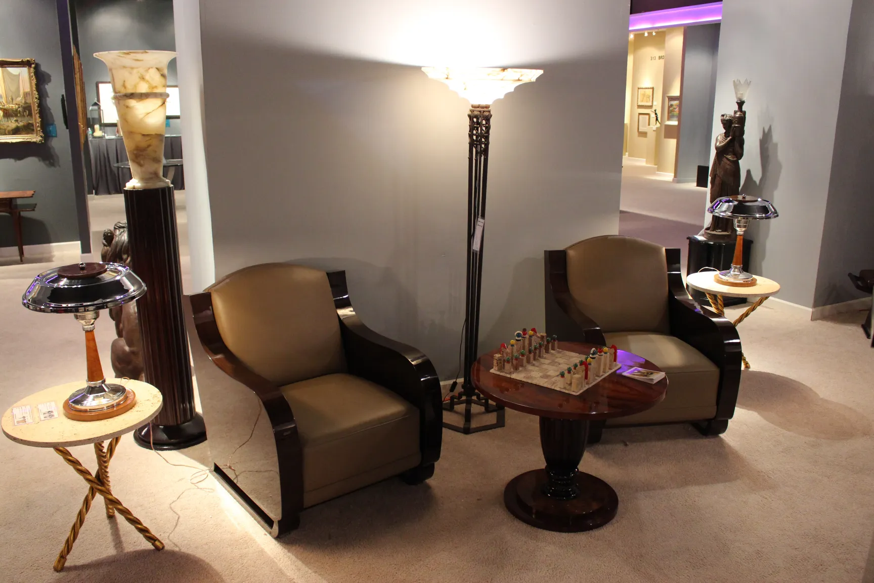 Duas poltronas antigas de design elegante em um espaço decorado aconchegante