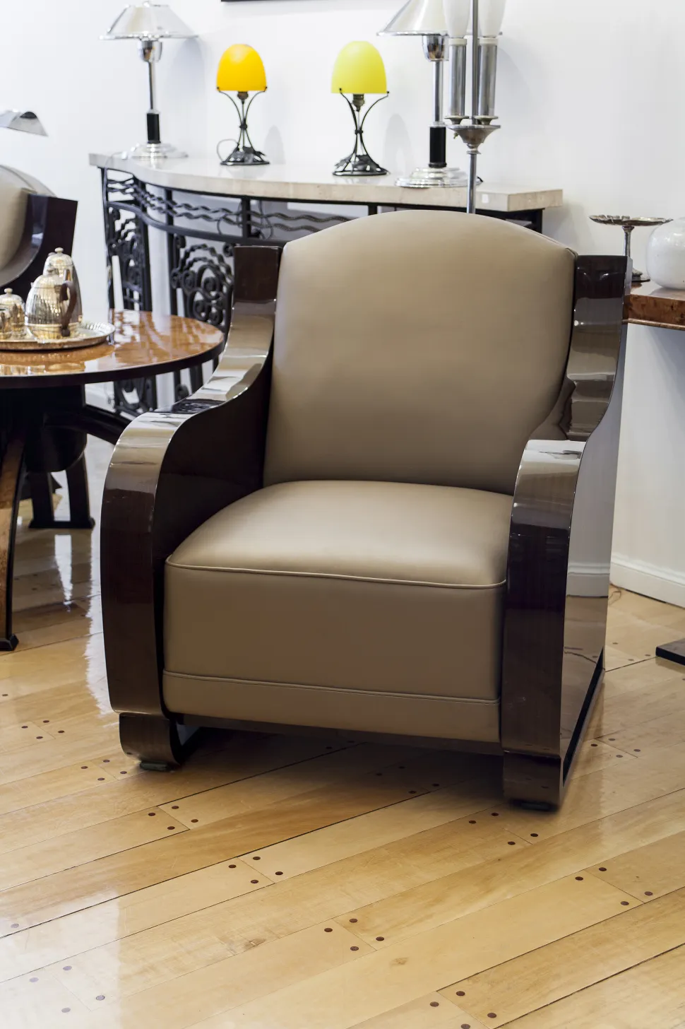 deux fauteuils anciens avec design élégant dans un cadre confortable