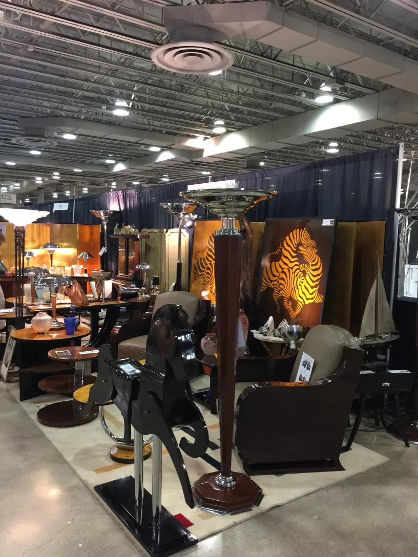 两把古董扶手椅在装饰环境中