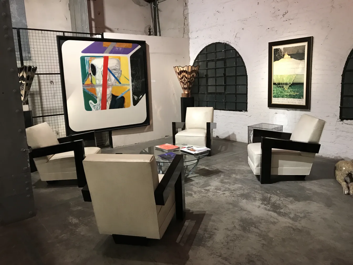 Cenário com 2 poltronas antigas de design elegante em um espaço moderno