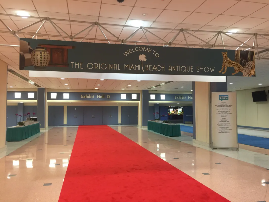 due poltrone antiche in un ambiente espositivo