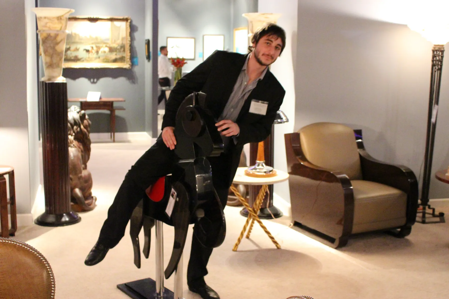 Dos sillones antiguos, color claro, en una sala elegante con decoración clásica.