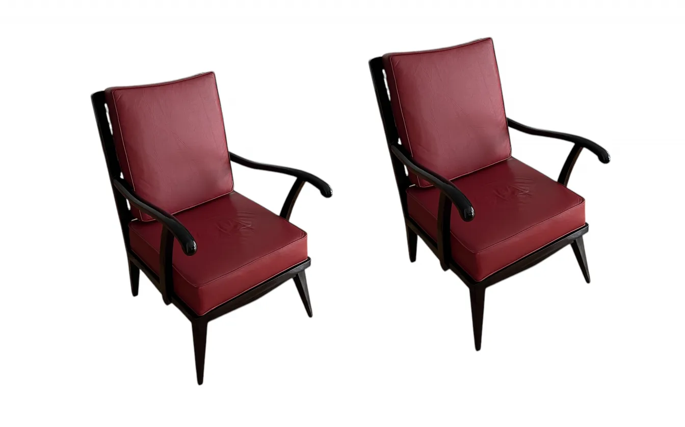 due poltrone antiche rosse in un ambiente confortevole