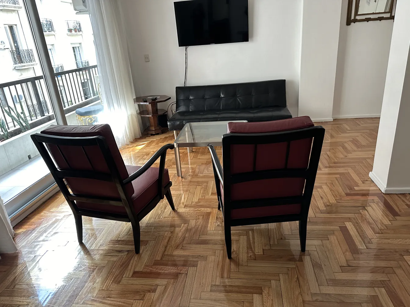 duas poltronas antigas em uma sala com detalhes