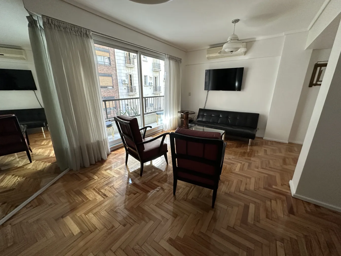 zwei antike Armlehnstühle im Wohnzimmer mit Vorhängen