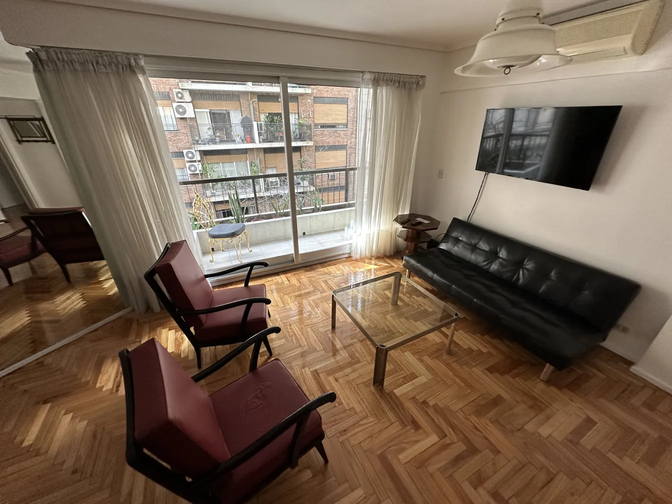 Zwei antike Armlehnstühle mit Kissen in einem gemütlichen Ambiente.