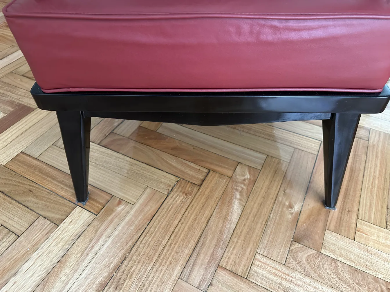 Due poltrone antiche con design elegante, circondate da un pavimento in legno