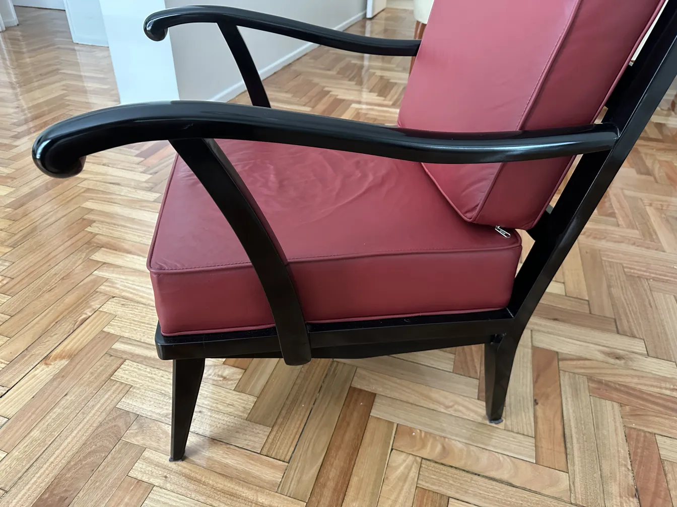 2 poltronas antigas com design elegante em ambiente aconchegante