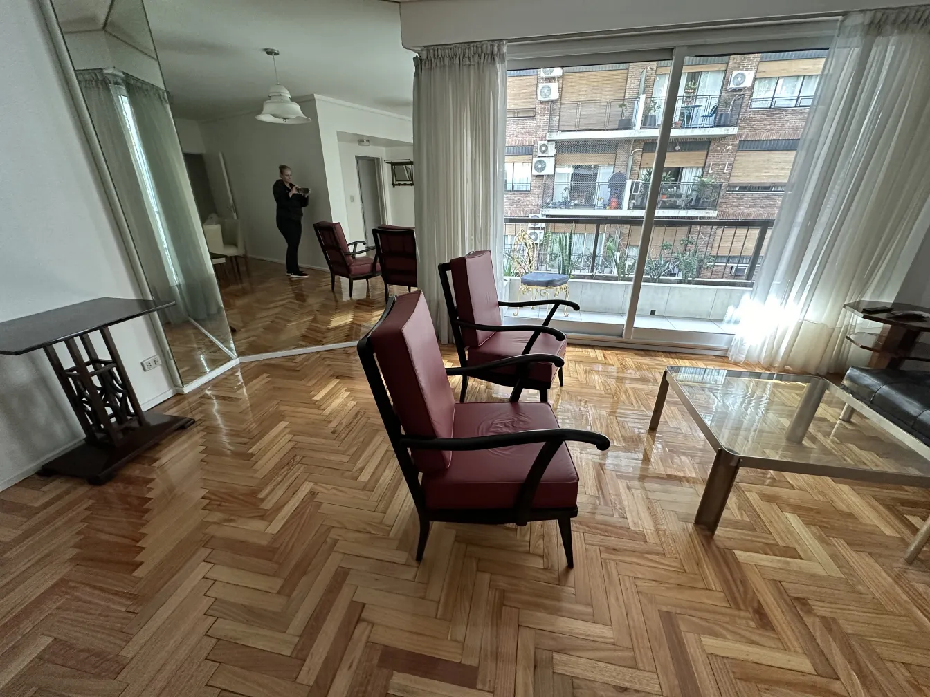 Zwei antike rote Armlehnstühle in einem gemütlichen Wohnzimmer