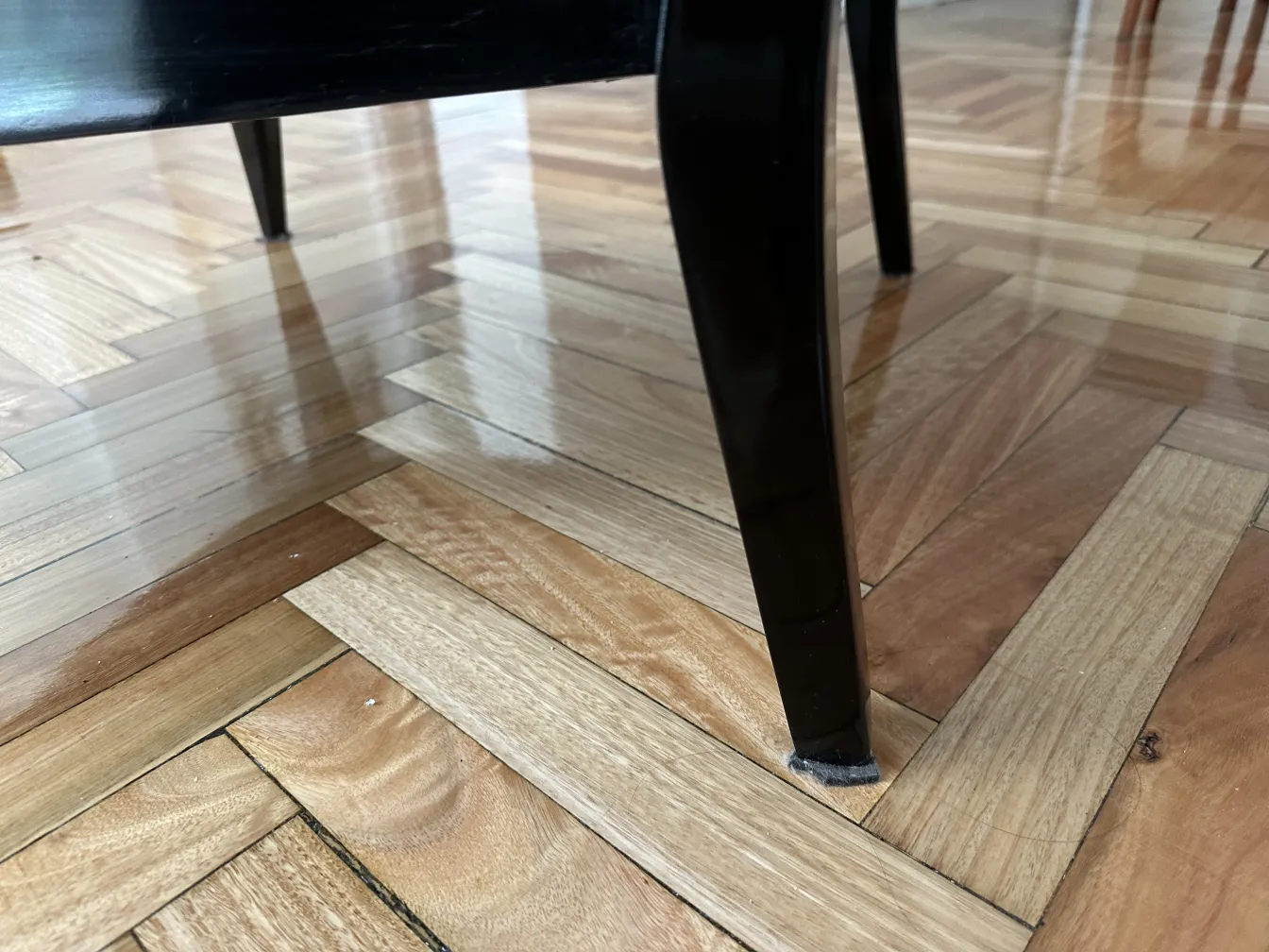 Vista di due poltrone antiche in un ambiente accogliente con un bel pavimento in legno.