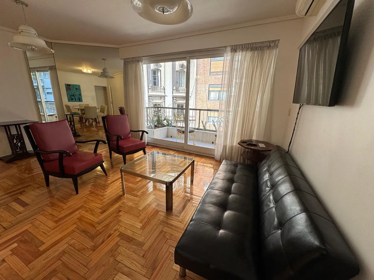 два красных античных кресла в современном салоне