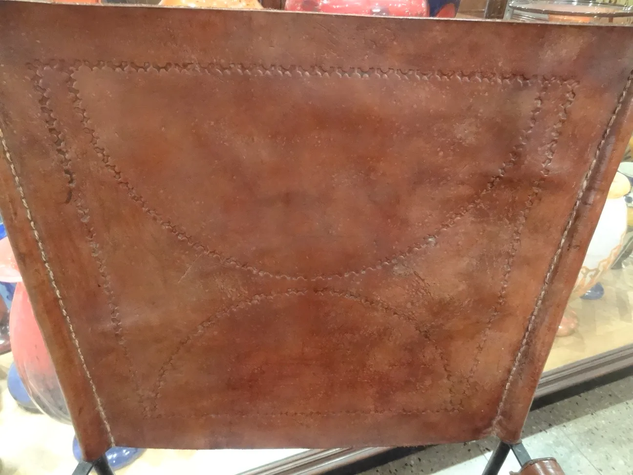 zwei antike Armlehnstühle, hoch und braun, in einem dekorativen Umfeld