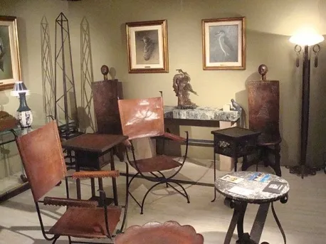 Deux fauteuils anciens dans un cadre accueillant avec des images sur le mur