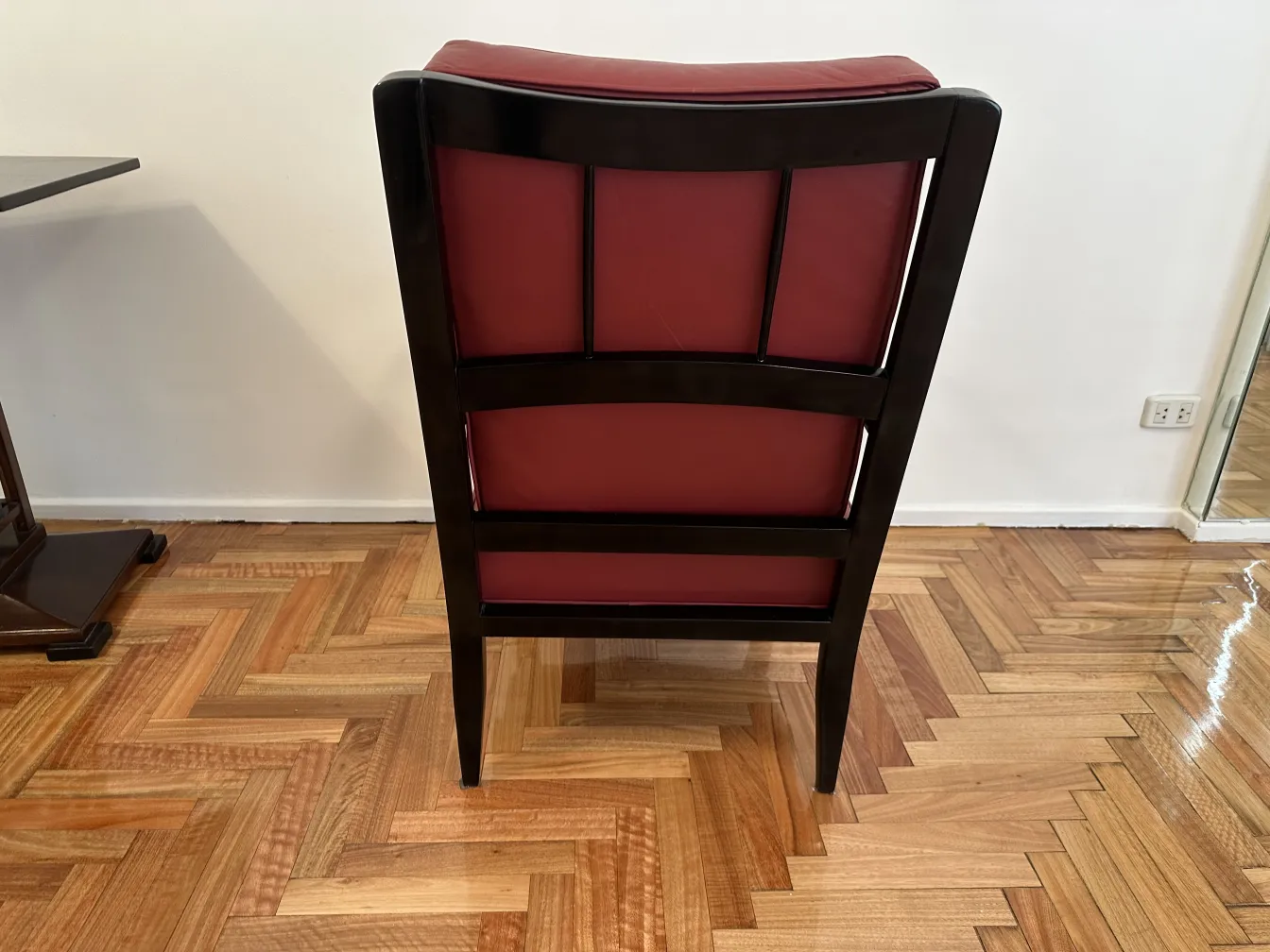 deux fauteuils anciens avec dossier droit dans un cadre moderne.