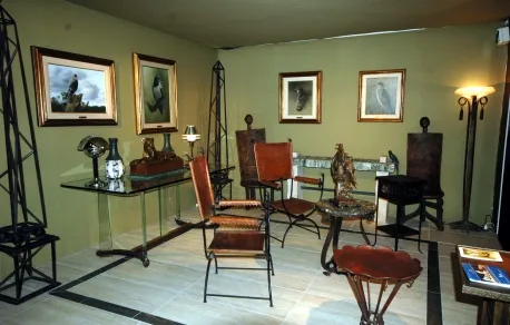 Elegante Umgebung mit 2 antiken Armlehnstühlen und Kunstwerken.