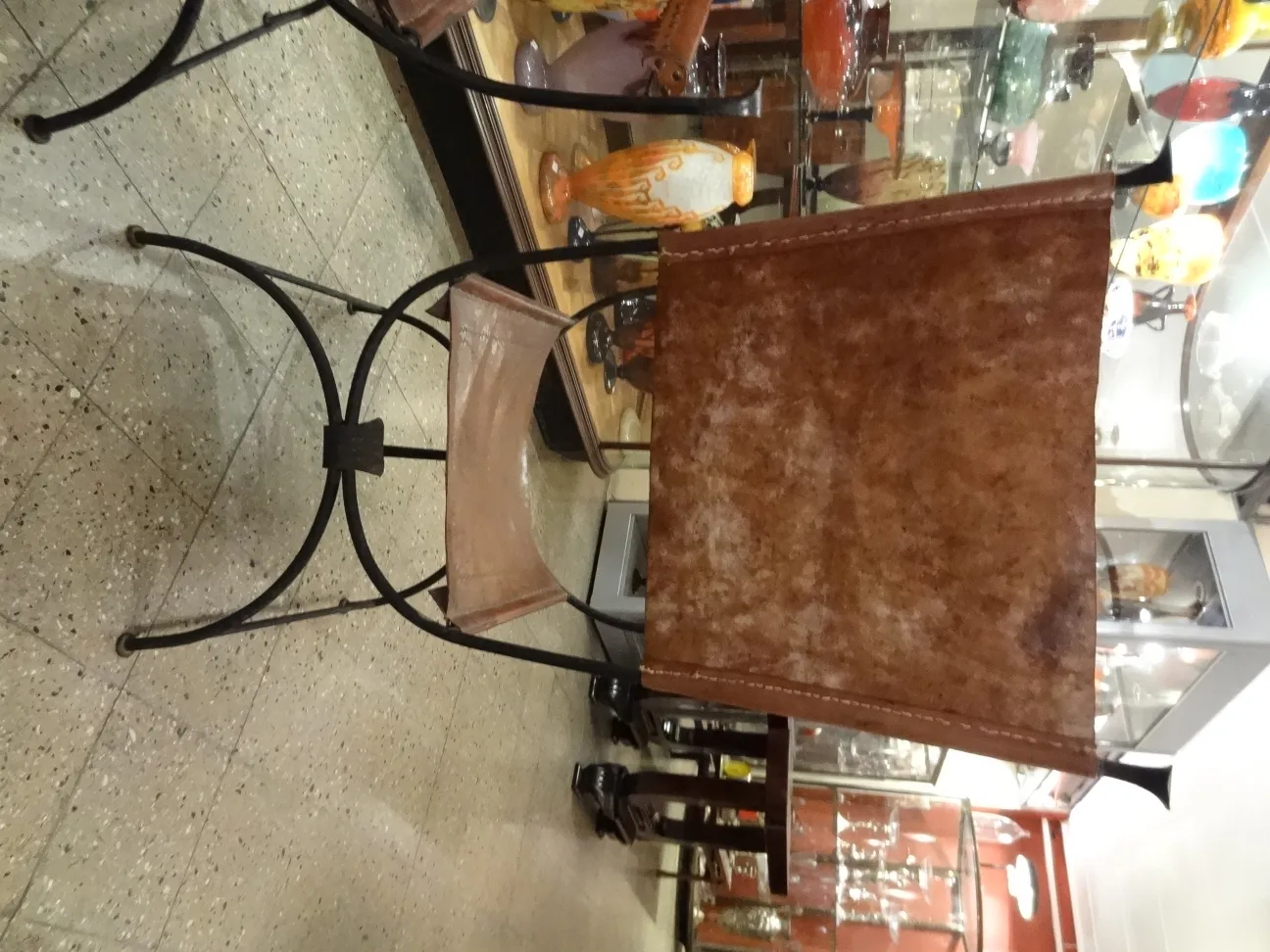 Ensemble de 2 fauteuils anciens dans un cadre décoratif