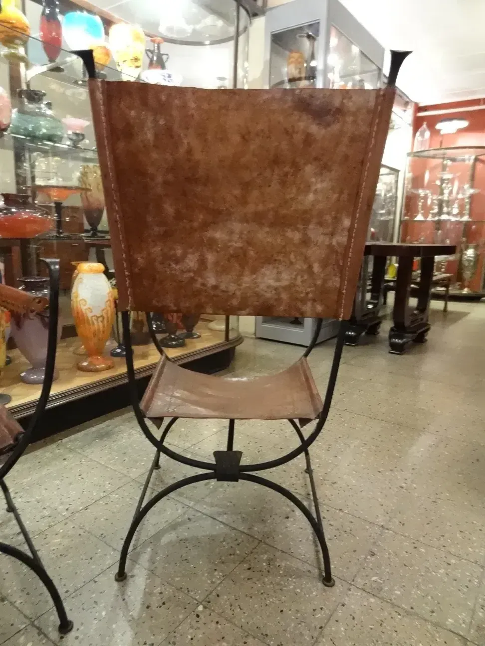 Vista de 2 poltronas antigas em um ambiente aconchegante