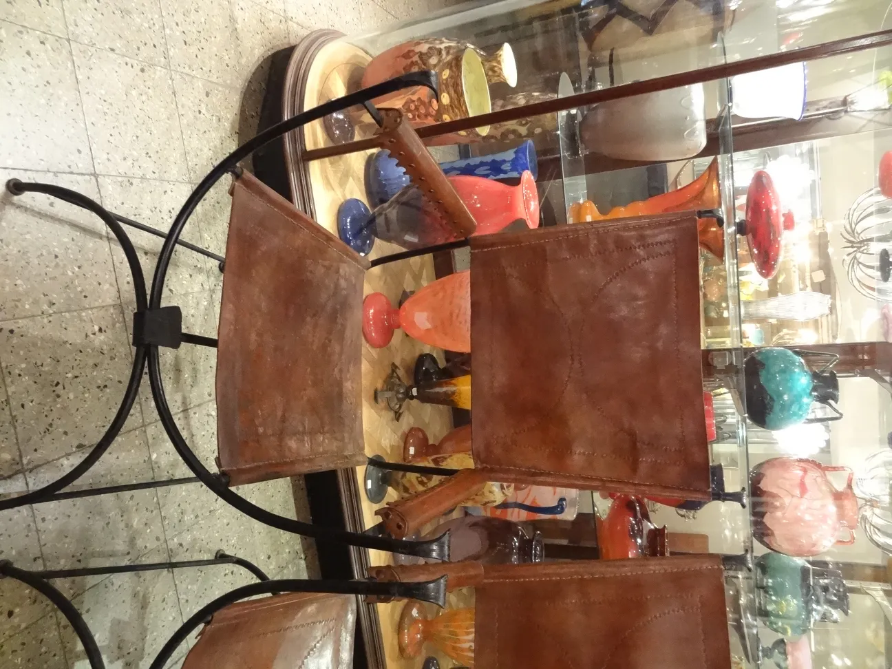 2 fauteuils anciens avec dossier élégant, dans un cadre décoratif